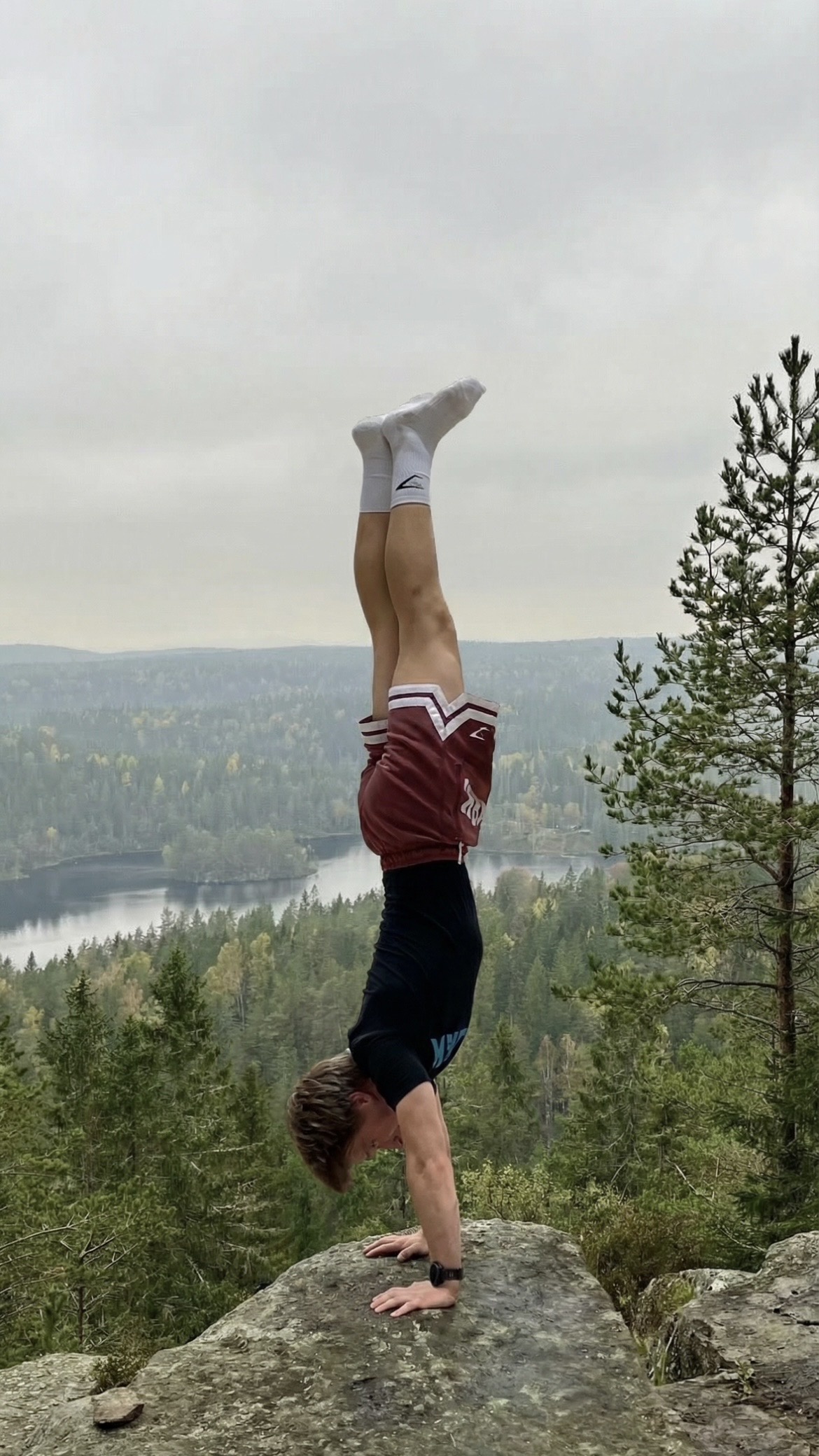Teodor handstand